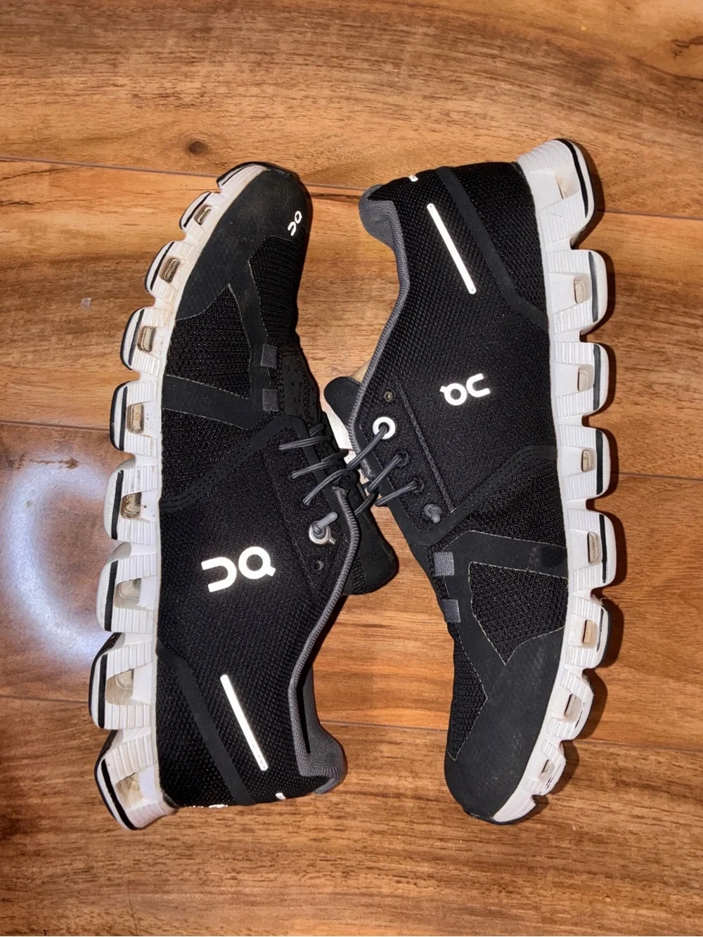 On Cloud 5 Women’s Athletic Running Shoe Sneakers, black & white - size 9
